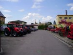 Areál společnosti AGRICO, s.r.o. - příjezdovou cestu lemují nové zemědělské stroje