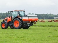 Rozmetadlo prmyslovch hnojiv KUBOTA DSM-W